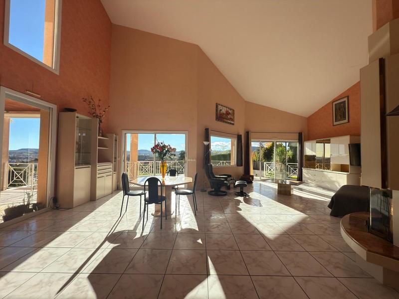 Villa - 262 m² - 9 pièces