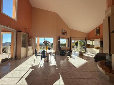 Villa - 262 m² - 9 pièces