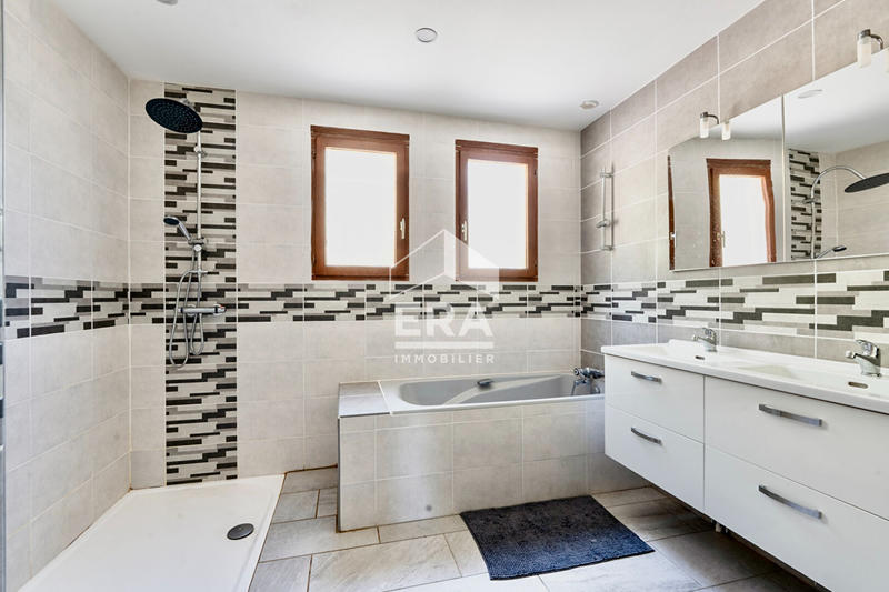 Maison - 198 m² - 8 pièces