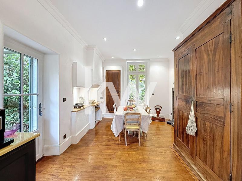 Maison - 205 m² - 7 pièces