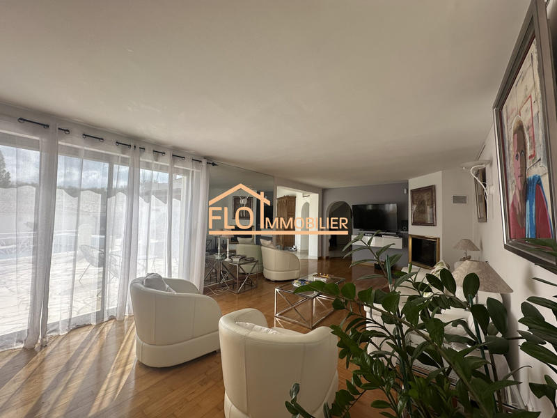 Maison - 230 m² - 7 pièces