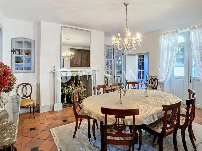 Maison - 424 m² - 14 pièces