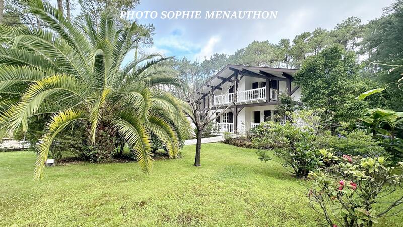 Maison - 220 m² - 7 pièces