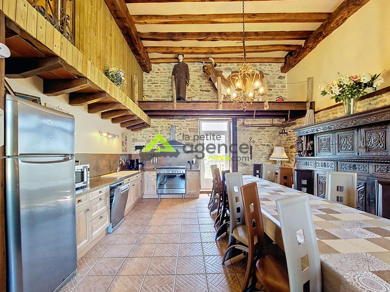 Maison - 270 m² - 11 pièces