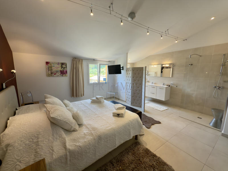 Villa - 242 m² - 6 pièces