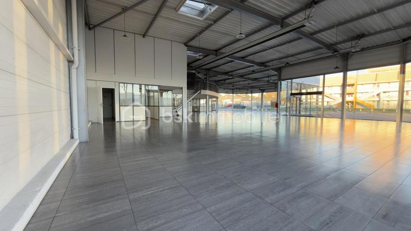 Local commercial - 1 500 m² - 20 pièces