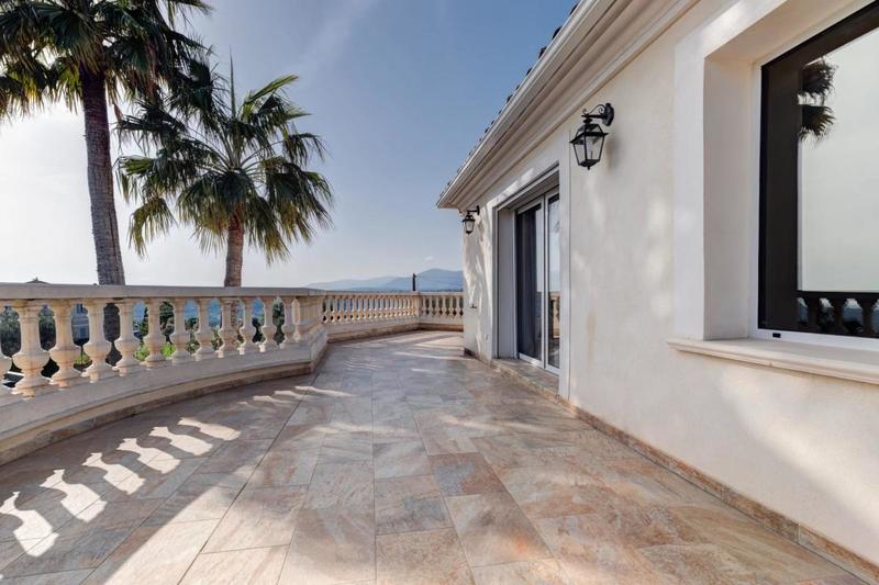 Villa - 303 m² - 7 pièces