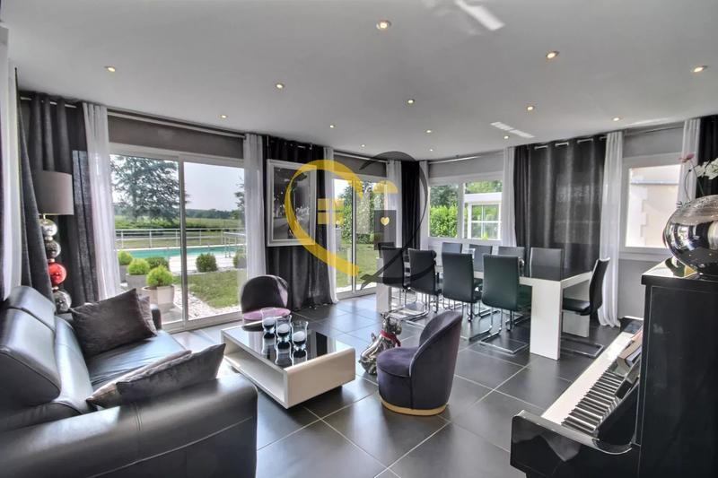 Maison - 300 m² - 11 pièces