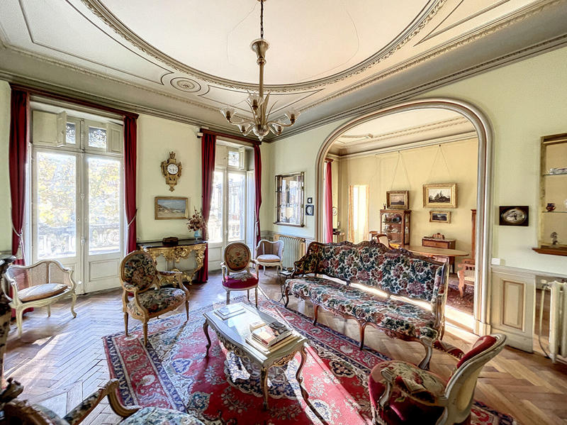 Demeure - 1 143 m² - 30 pièces