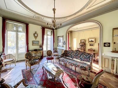 Demeure - 1 143 m² - 30 pièces