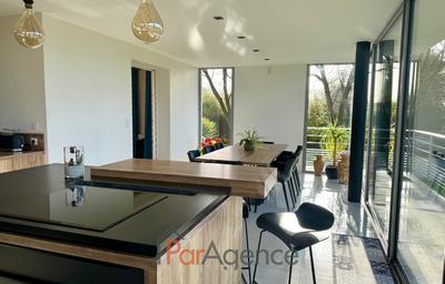 Maison - 290 m² - 9 pièces