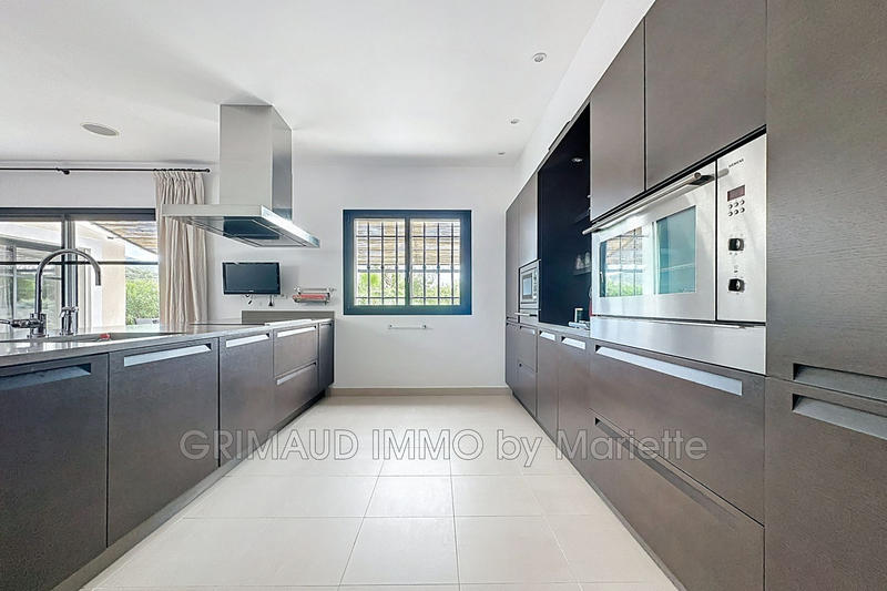 Villa - 261 m² - 6 pièces