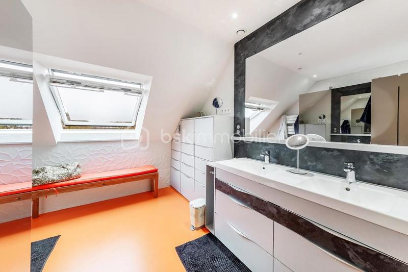 Maison - 305 m² - 8 pièces