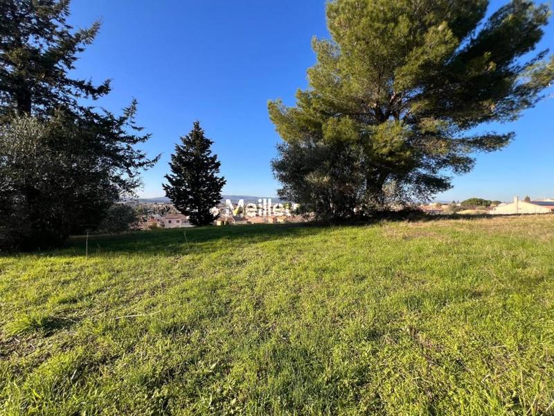 Terrain constructible - 1 004 m²