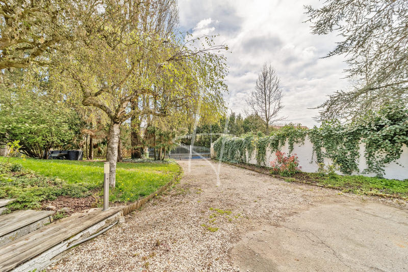 Maison - 277 m² - 9 pièces