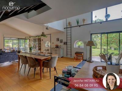 Maison - 240 m² - 8 pièces