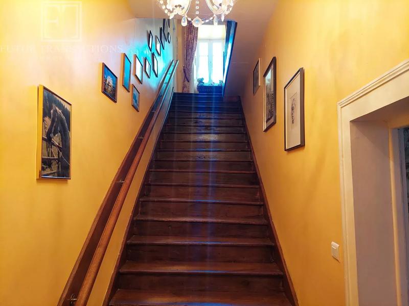 Propriété - 288 m² - 9 pièces