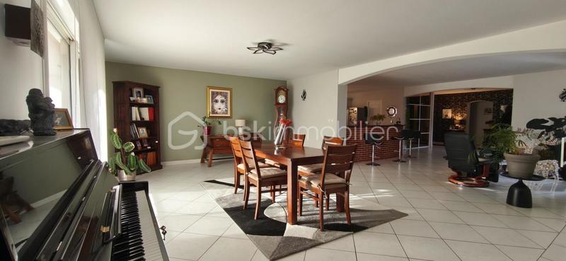 Demeure - 245 m² - 9 pièces