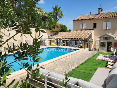 Maison traditionnelle - 148 m² - 6 pièces