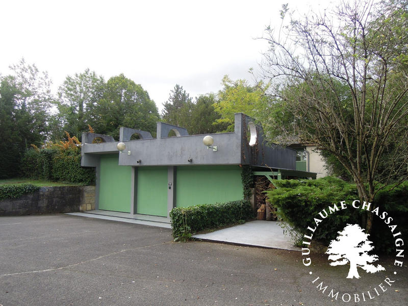 Maison traditionnelle - 330 m² - 8 pièces