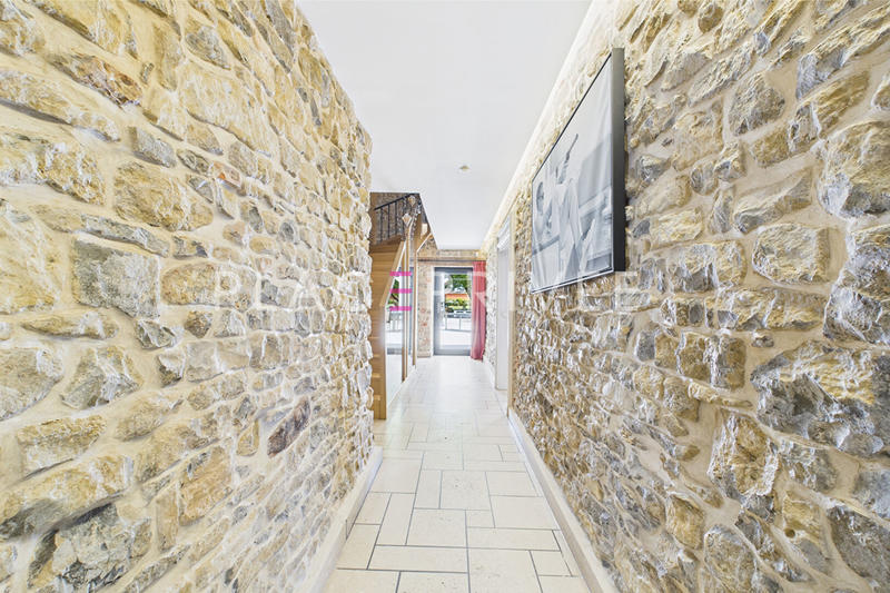 Maison - 540 m² - 13 pièces