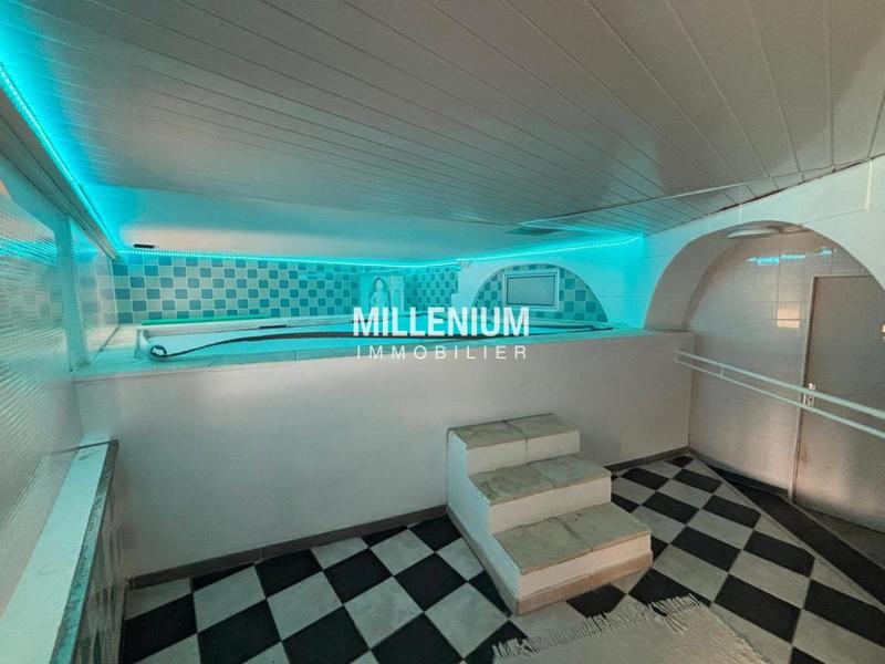 Maison - 2 400 m² - 15 pièces