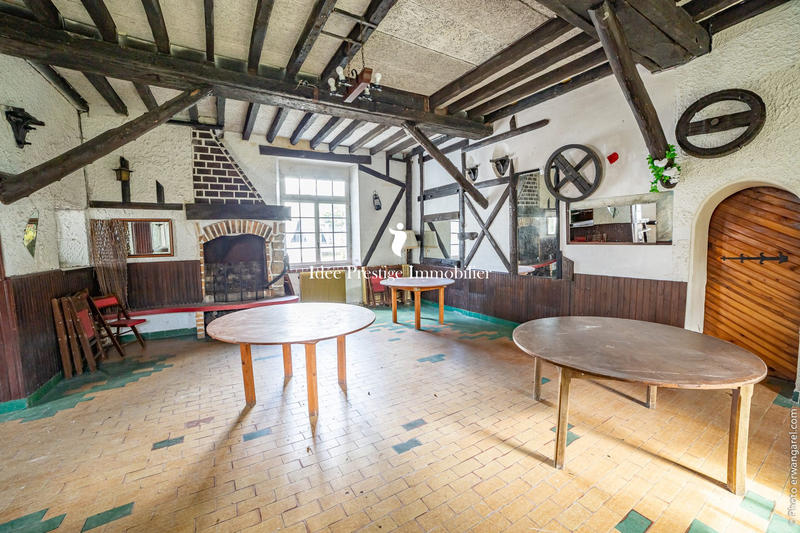 Maison - 2 426 m² - 80 pièces