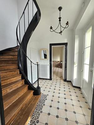 Demeure - 180 m² - 9 pièces