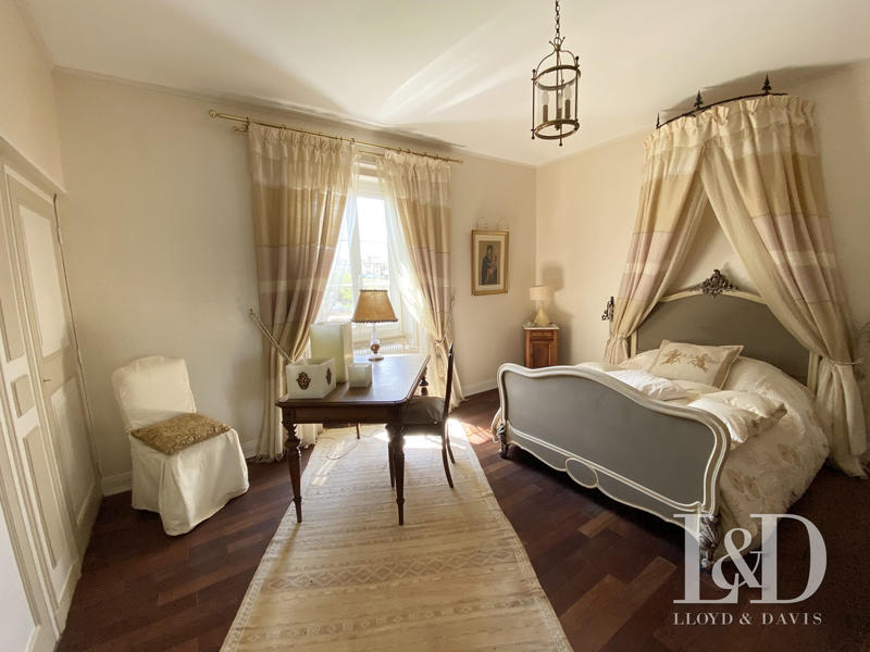 Maison - 340 m² - 10 pièces