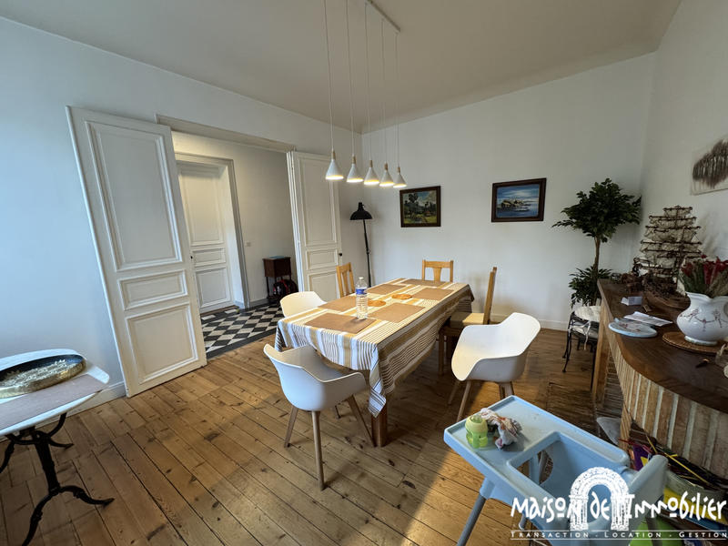 Maison - 219 m² - 7 pièces