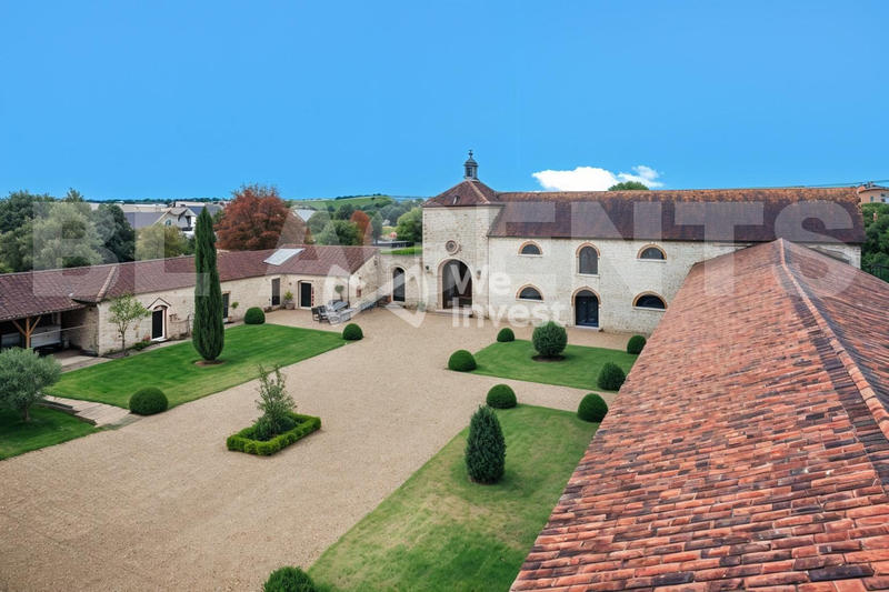 Maison - 370 m² - 14 pièces