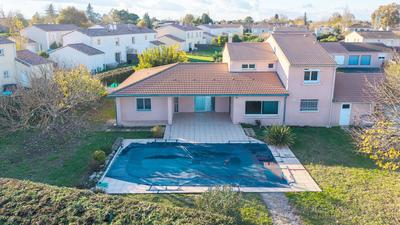 Maison - 213 m² - 7 pièces