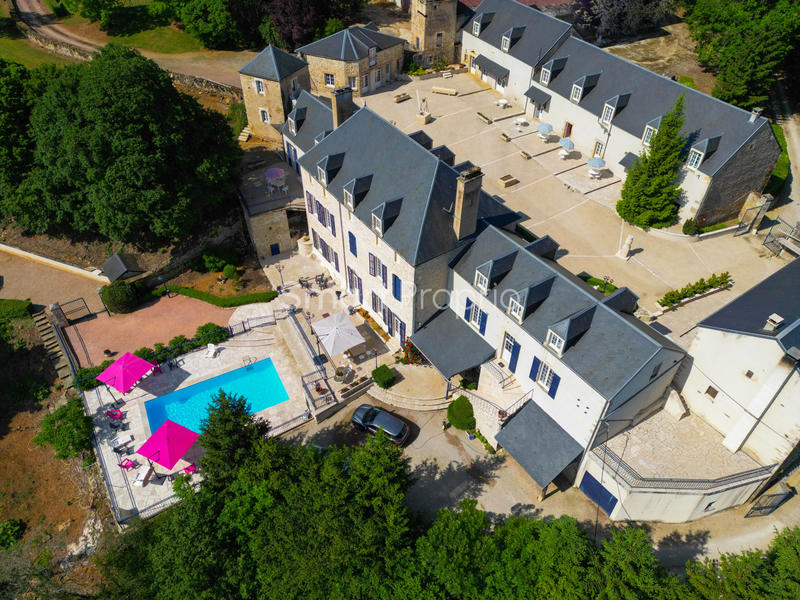 Propriété - 882 m² - 49 pièces