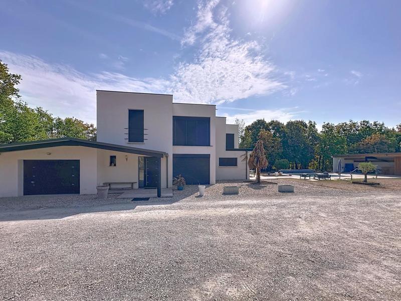 Maison - 220 m² - 5 pièces