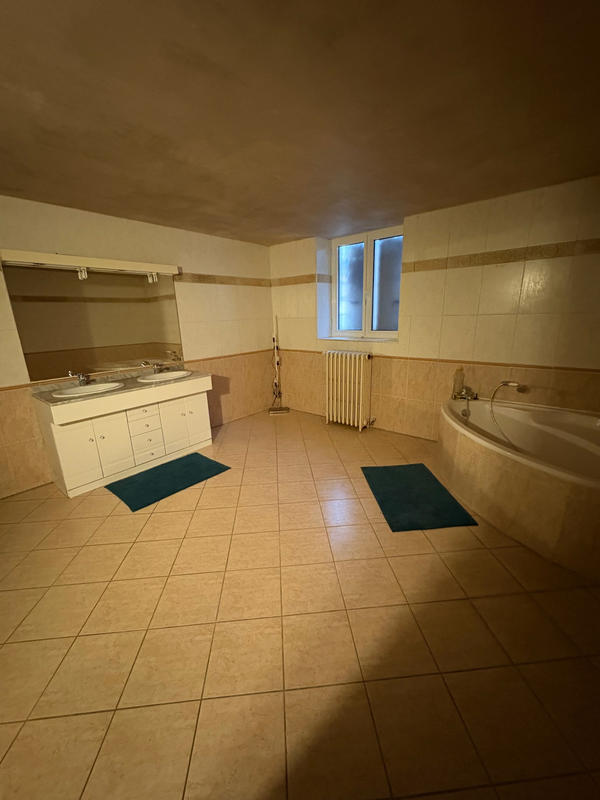 Propriété - 250 m² - 8 pièces