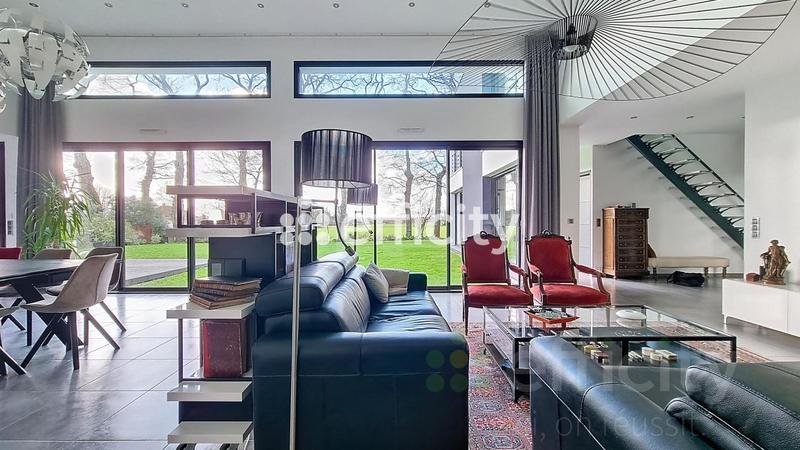 Pavillon - 281 m² - 8 pièces