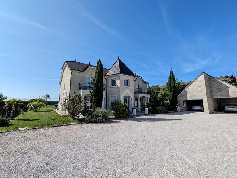 Maison - 355 m² - 8 pièces