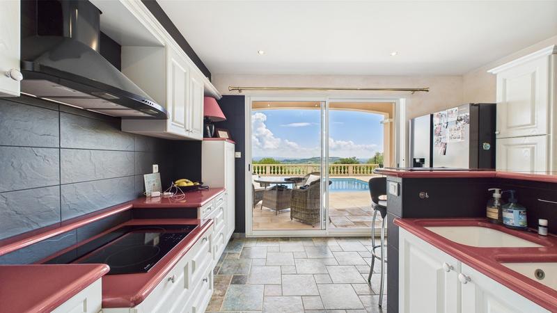 Propriété - 252 m² - 9 pièces