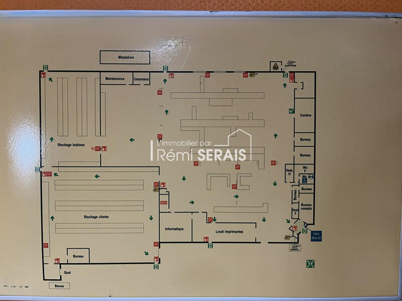 Local d'activité / Entrepôt - 3 181 m² - 10 pièces