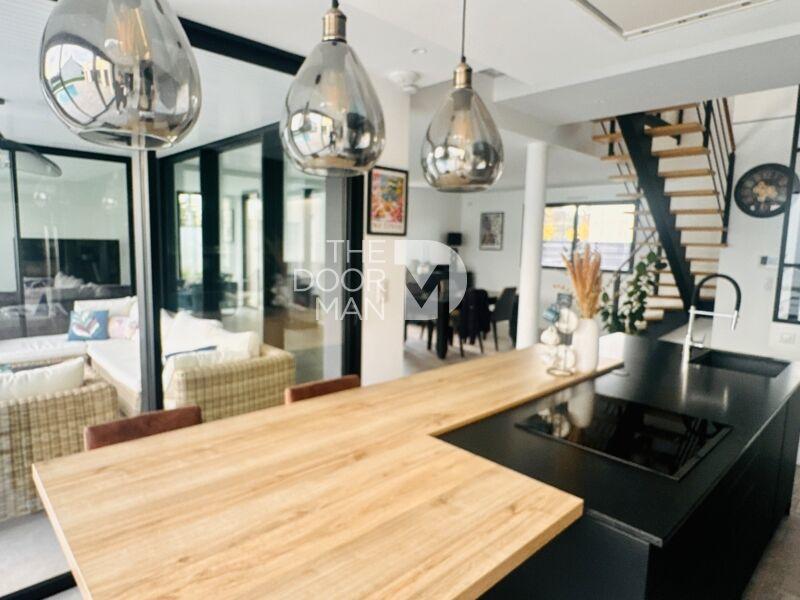 Maison - 214 m² - 6 pièces