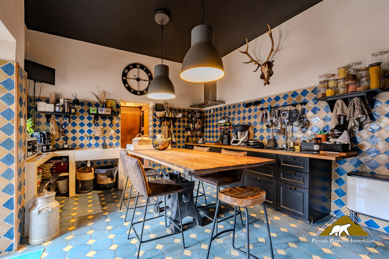 Maison - 600 m² - 12 pièces