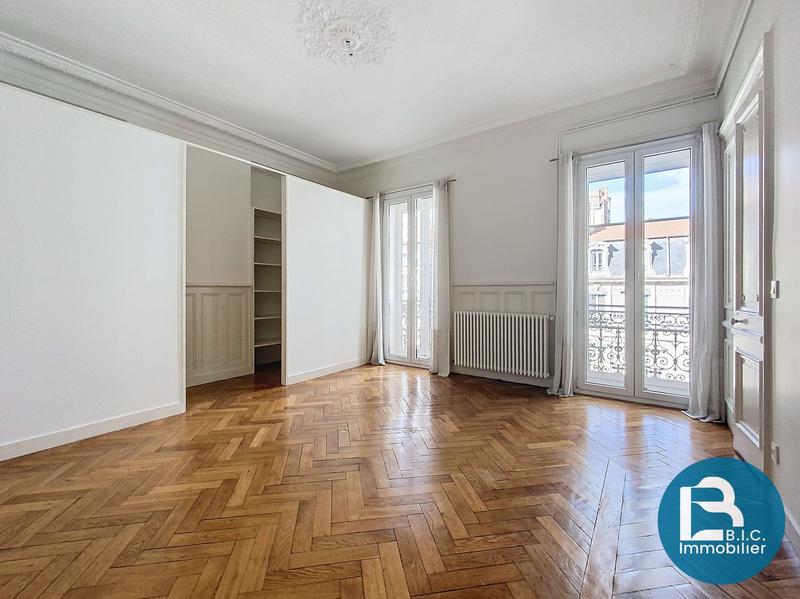 Appartement - 151 m² - 6 pièces