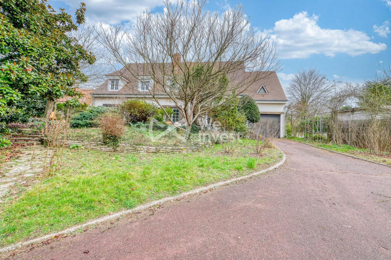 Maison traditionnelle - 270 m² - 10 pièces