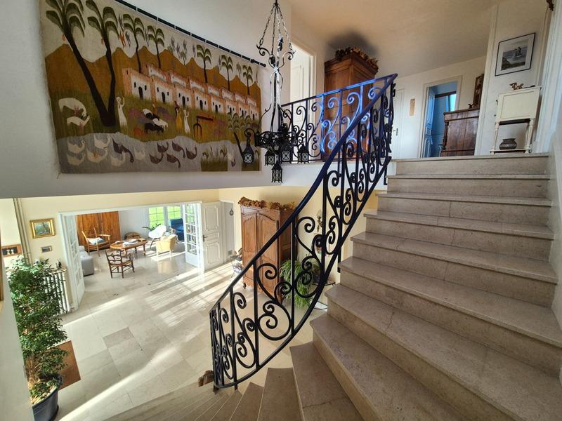 Maison - 303 m² - 11 pièces