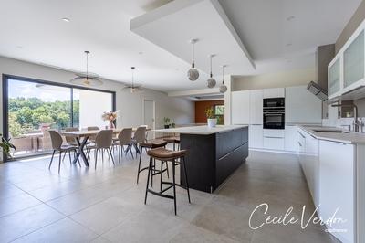 Maison - 300 m² - 10 pièces