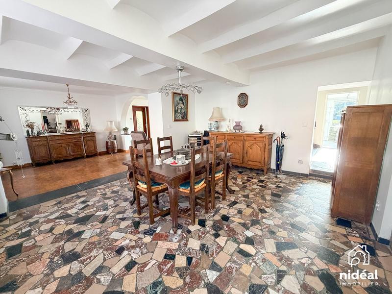 Maison - 203 m² - 7 pièces