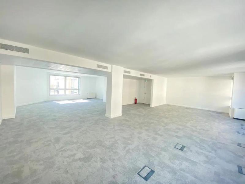 Bureau - 1 562 m²