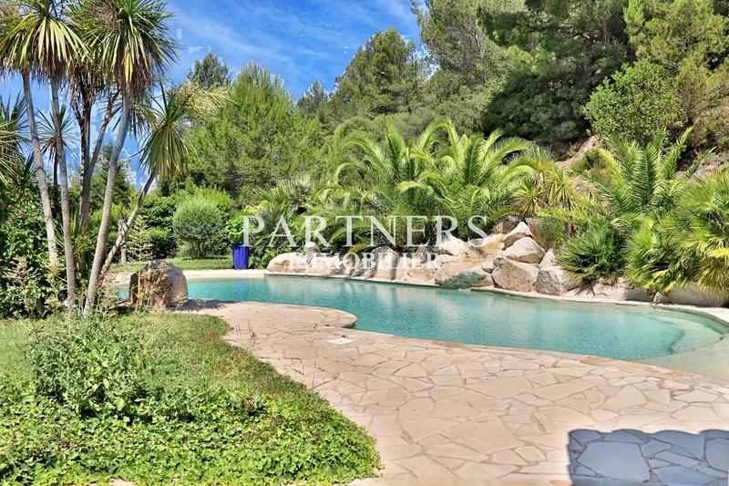 Maison - 240 m² - 9 pièces