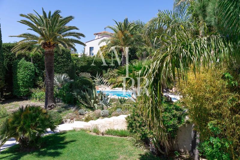 Villa - 355 m² - 8 pièces