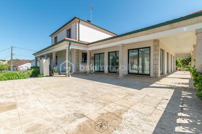 Propriété - 251 m² - 8 pièces